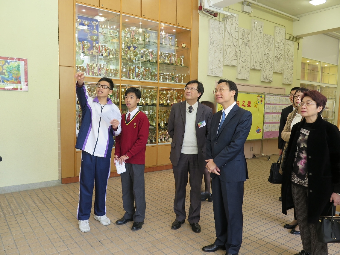 A visita aos locais onde se demonstram as obras das artes visuais e criativas no China Holiness church living spirit College