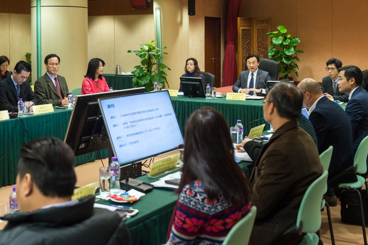 各委員及“康復服務十年規劃跨部門策導小組”代表與會