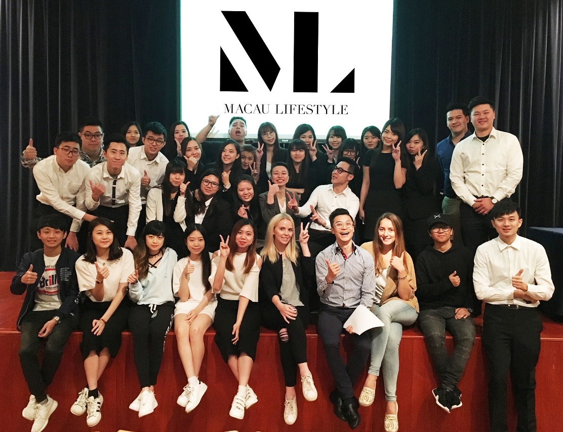 Dr. Fernando Lourenço, Katya Maia and Sally Victoria Benson from Macau Lifestyle took a photo with the students.