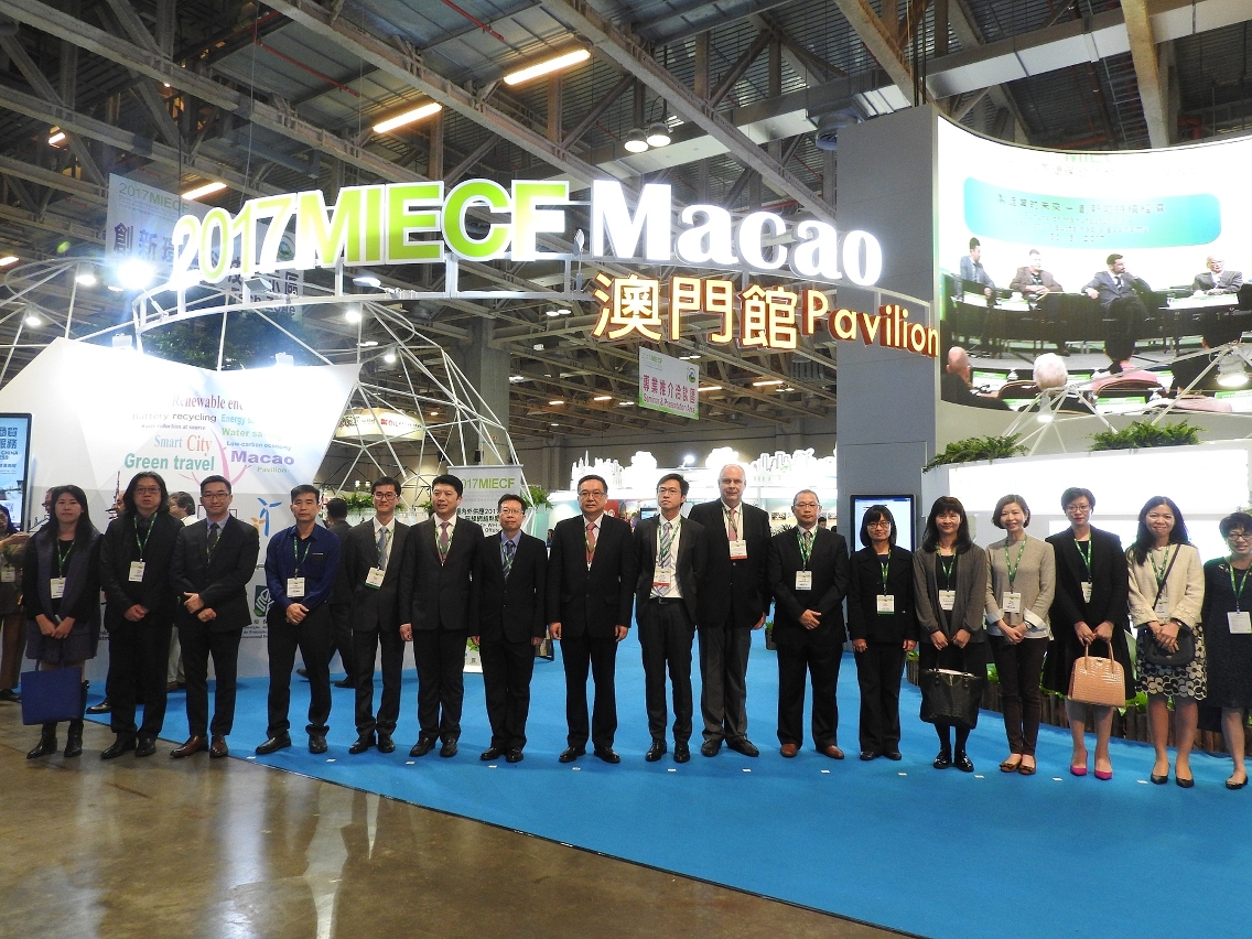 O Presidente do Instituto de Promoção do Comércio e do Investimento de Macau, Jackson Chang, tira uma foto de grupo com os participantes na visita guiada para organismos governamentais e representantes de empresas expositoras.
