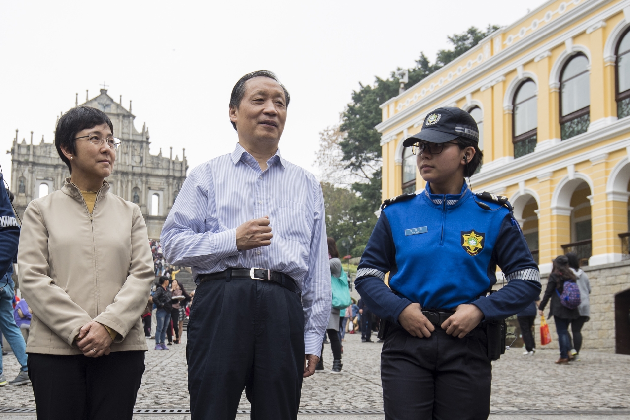 Li Jinzao troca impressões com polícia turística de Macau