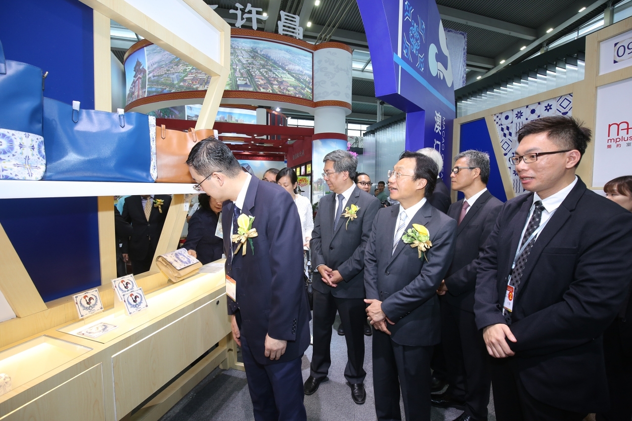 O "Pavilhão da Criatividade de Macau" neste  “Feira de Shenzhen” tem os produtos criativos e culturais com design de estilo português como tema, tendo em exposição e venda ao público vários produtos culturais e criativos de 10 entidades culturais e criativos do território.
