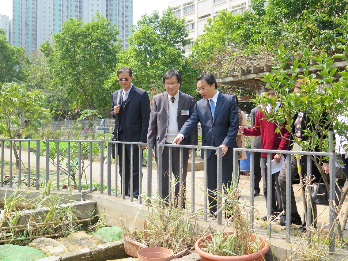 A visita ao Jardim de plantas orgânicas no China Holiness church living spirit College