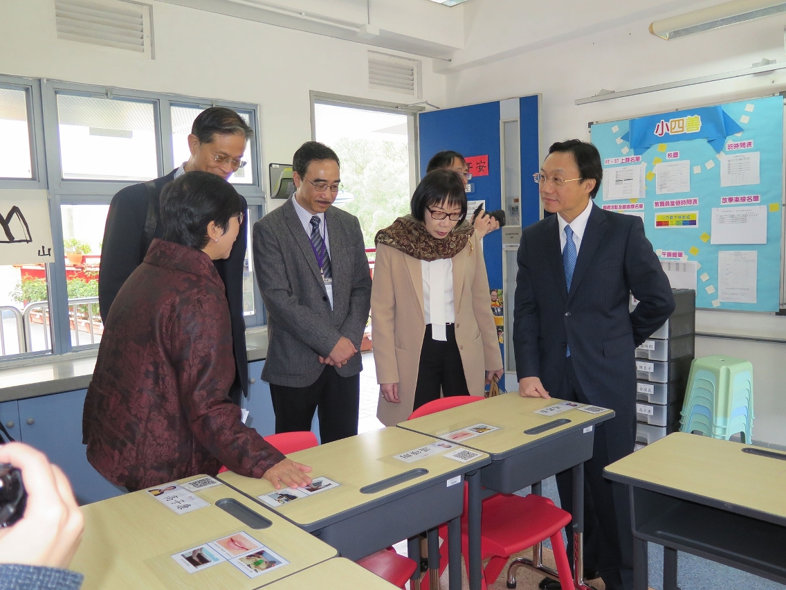 譚俊榮參觀普光學校特教課室