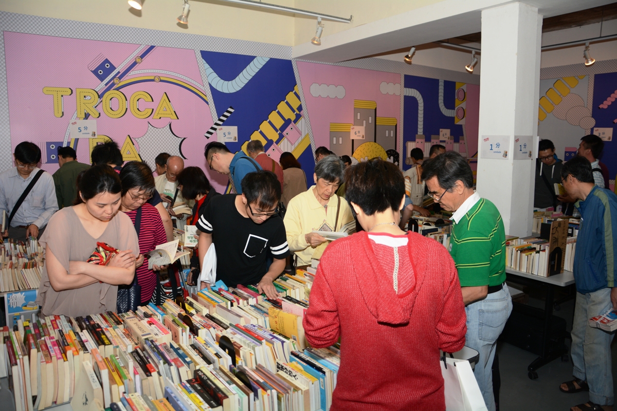 Residents make friends through books and share their resources.