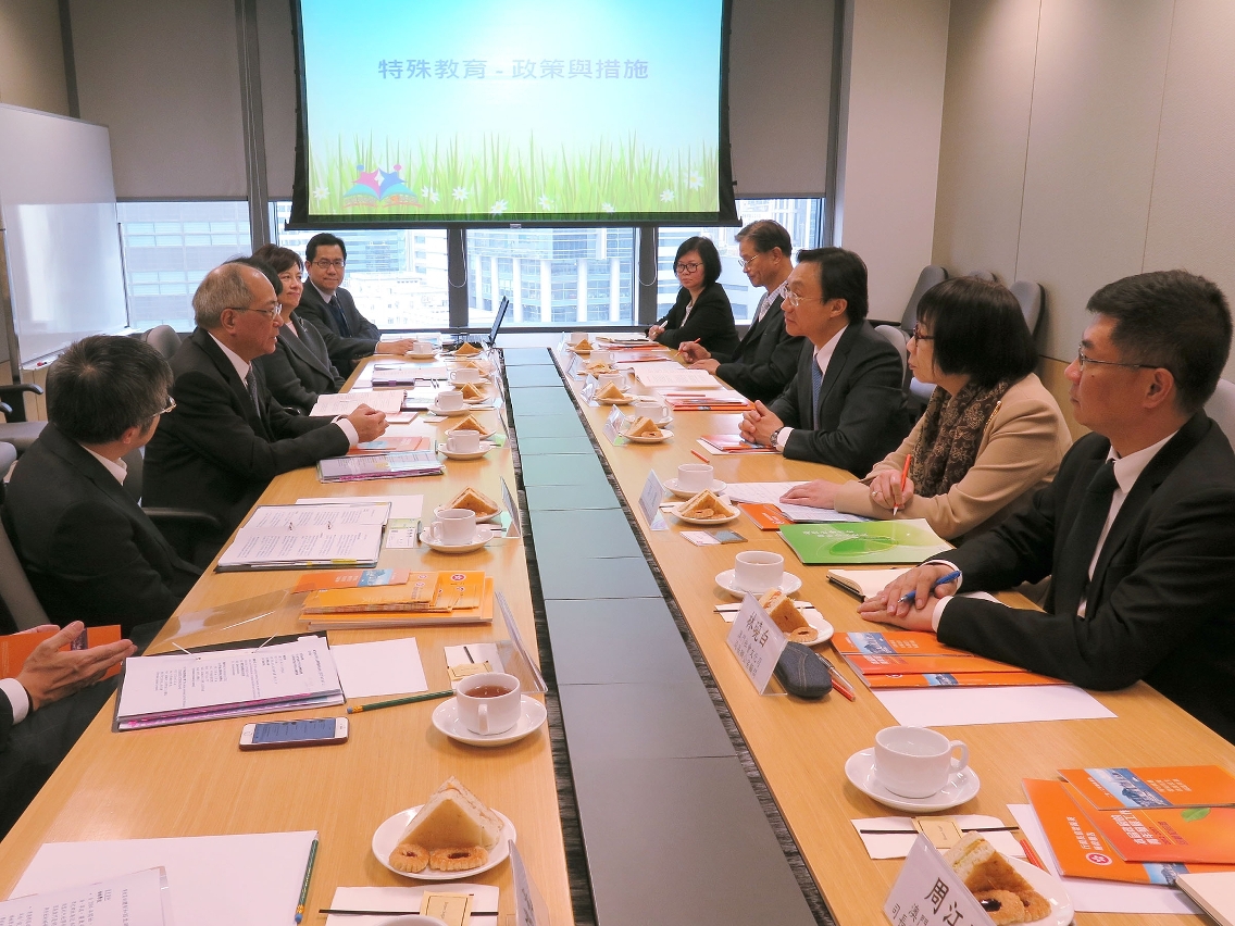 Troca de opiniões entra a delegação de Macau liderada pelo Secretário para os Assuntos Sociais e Cultura, Alexis Tam e a equipa do Education Bureau da RAEHK