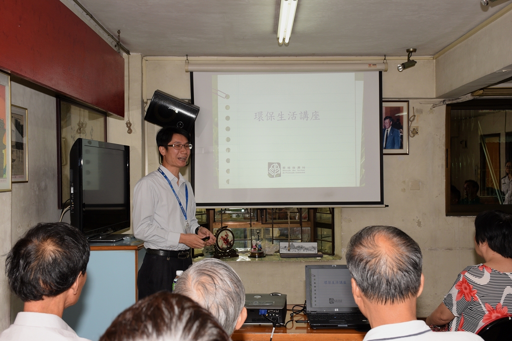 環境保護局代表向漁民講解防污知識