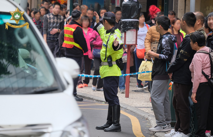 警員於人潮管制期間維持秩序及指標交通 (2)