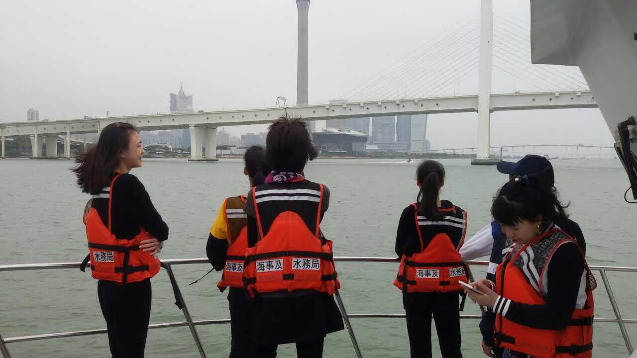 船隻航經內港及西灣大橋