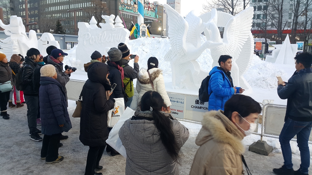 “Crane Dance in Spring” attracts many spectators and photo takers