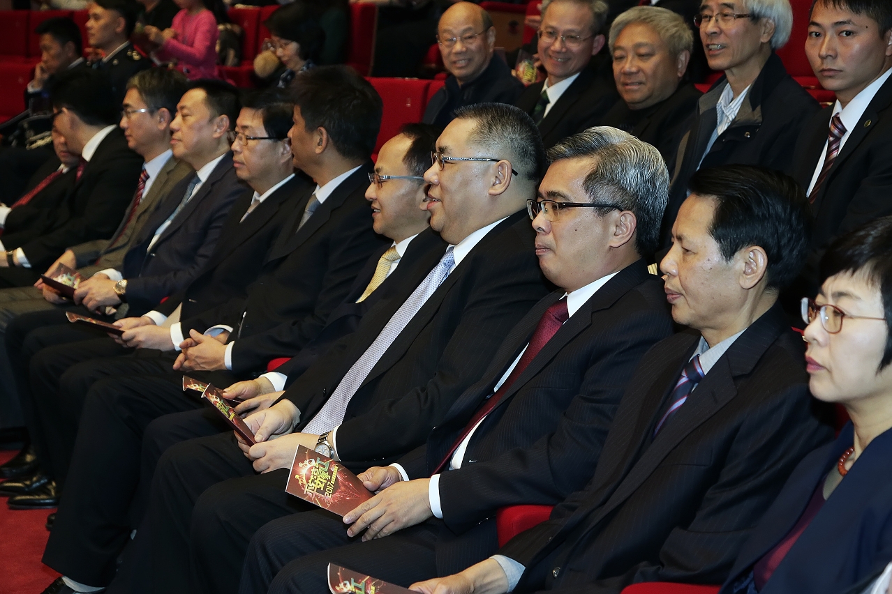 行政長官崔世安、中聯辦主任王志民在保安司司長黃少澤陪同下觀賞“平安濠江─2017警民新春聯誼晚會”。