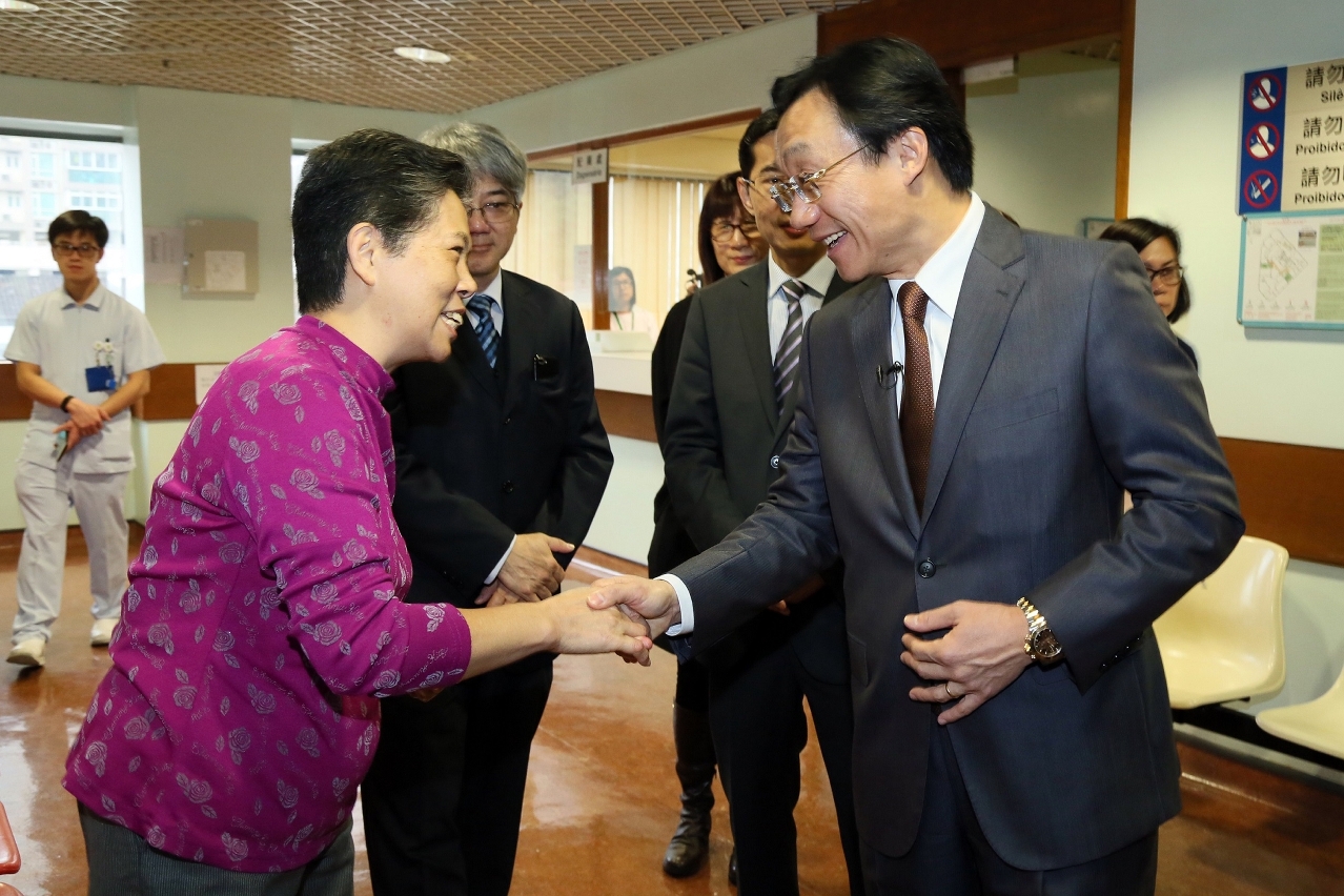 譚俊榮司長與市民進行親切交流
