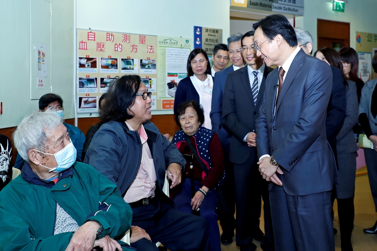 譚俊榮司長與市民進行親切交流