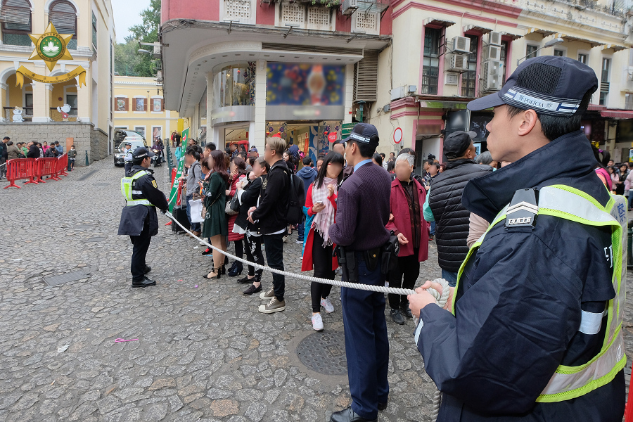 警員於人潮管制期間維持秩序及指標交通 (1)