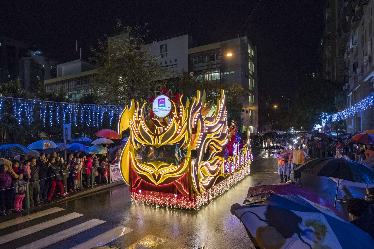 Parada de Celebração espalha votos festivos pela Zona Norte da cidade