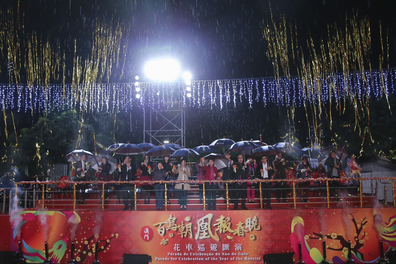 嘉賓在北區主持“百鳥朝凰報春曉花車巡遊匯演＂起步儀式
