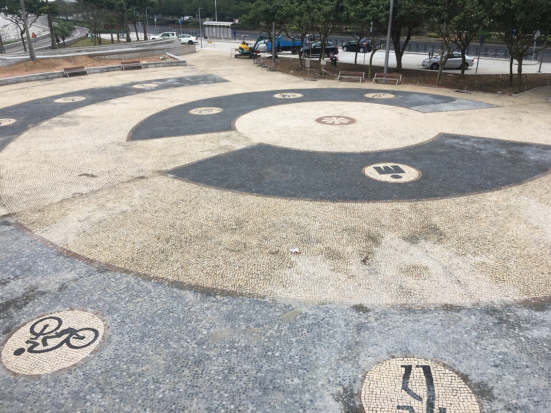 廣場地面以葡國碎石拚砌圖案