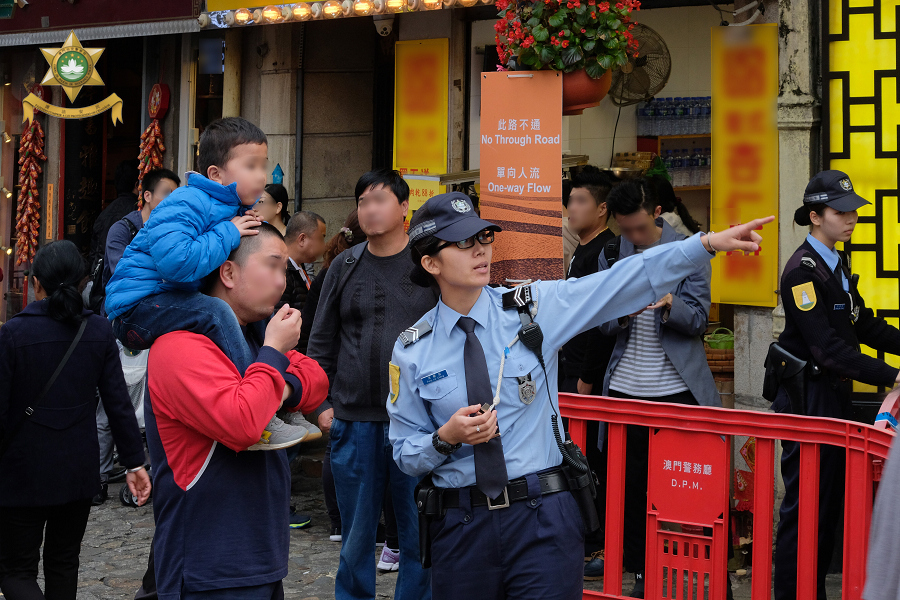 警員在旅遊區協助遊客 (1)