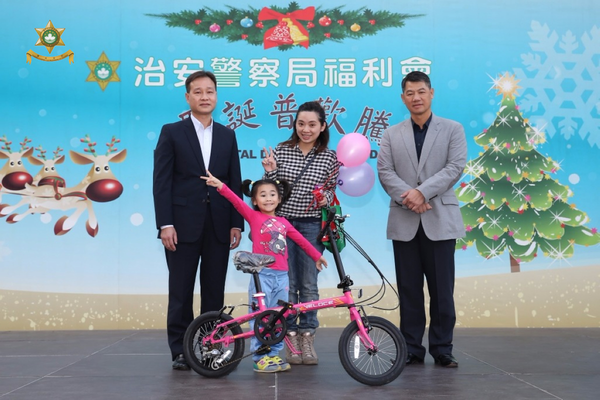 警察總局馬耀權局長與治安警察局梁文昌局長向得獎者頒發禮品