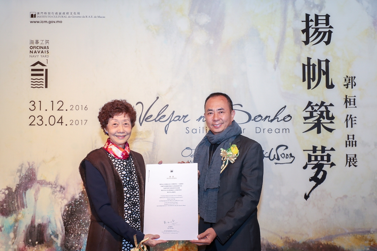 O Presidente do Instituto Cultural, Ung Vai Meng entregou o certificado de agradecimento à Sra. Joana Ling