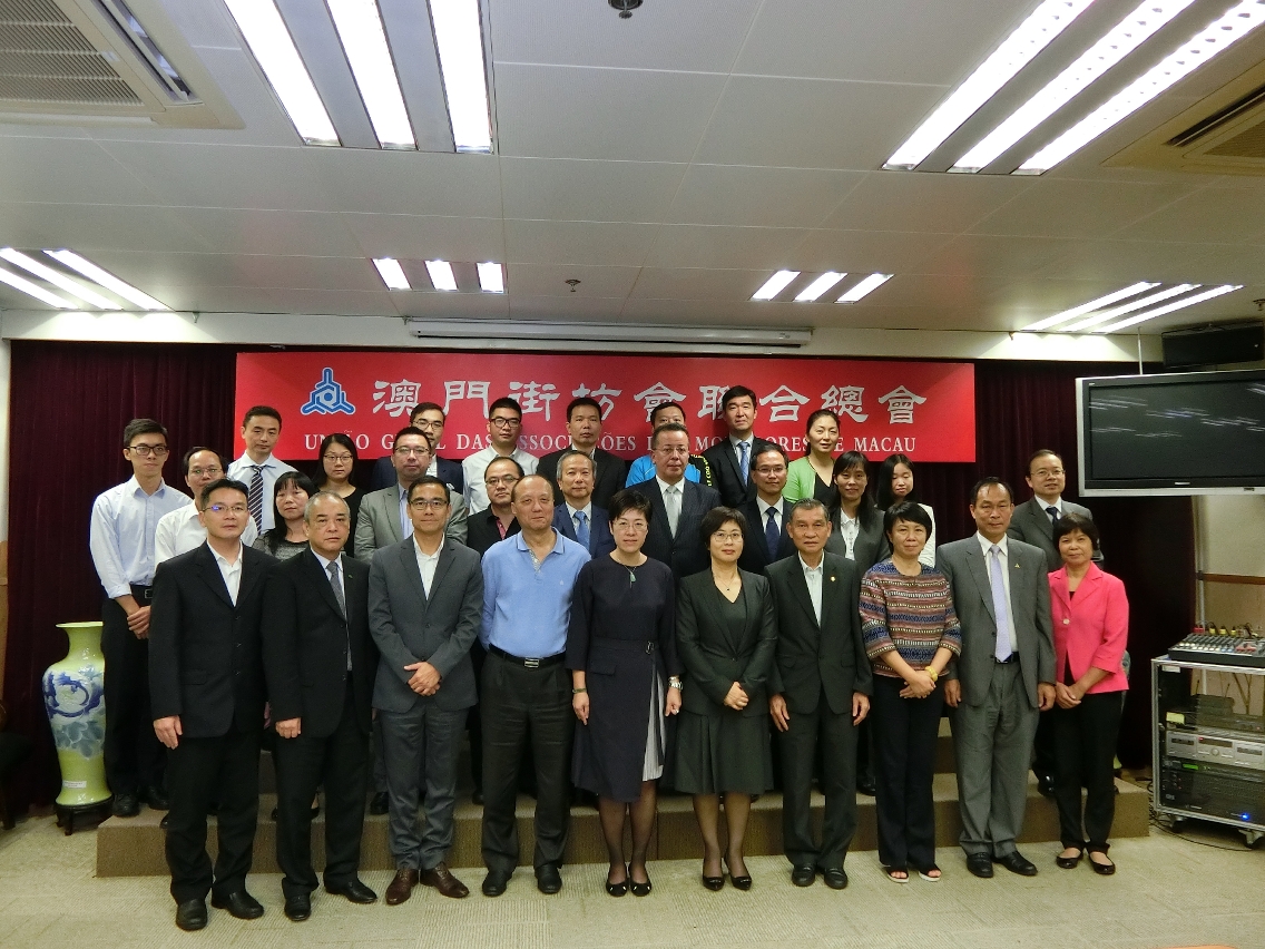 A Secretária Sónia Chan (sexta à direita, na primeira fila) e os representantesda União Geral das Associações dos Moradores de Macau.