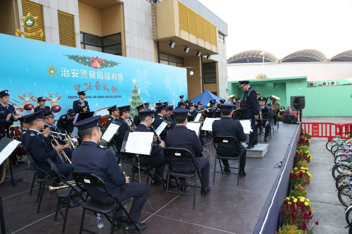 警察樂隊歌唱表演增添歡樂氣氛
