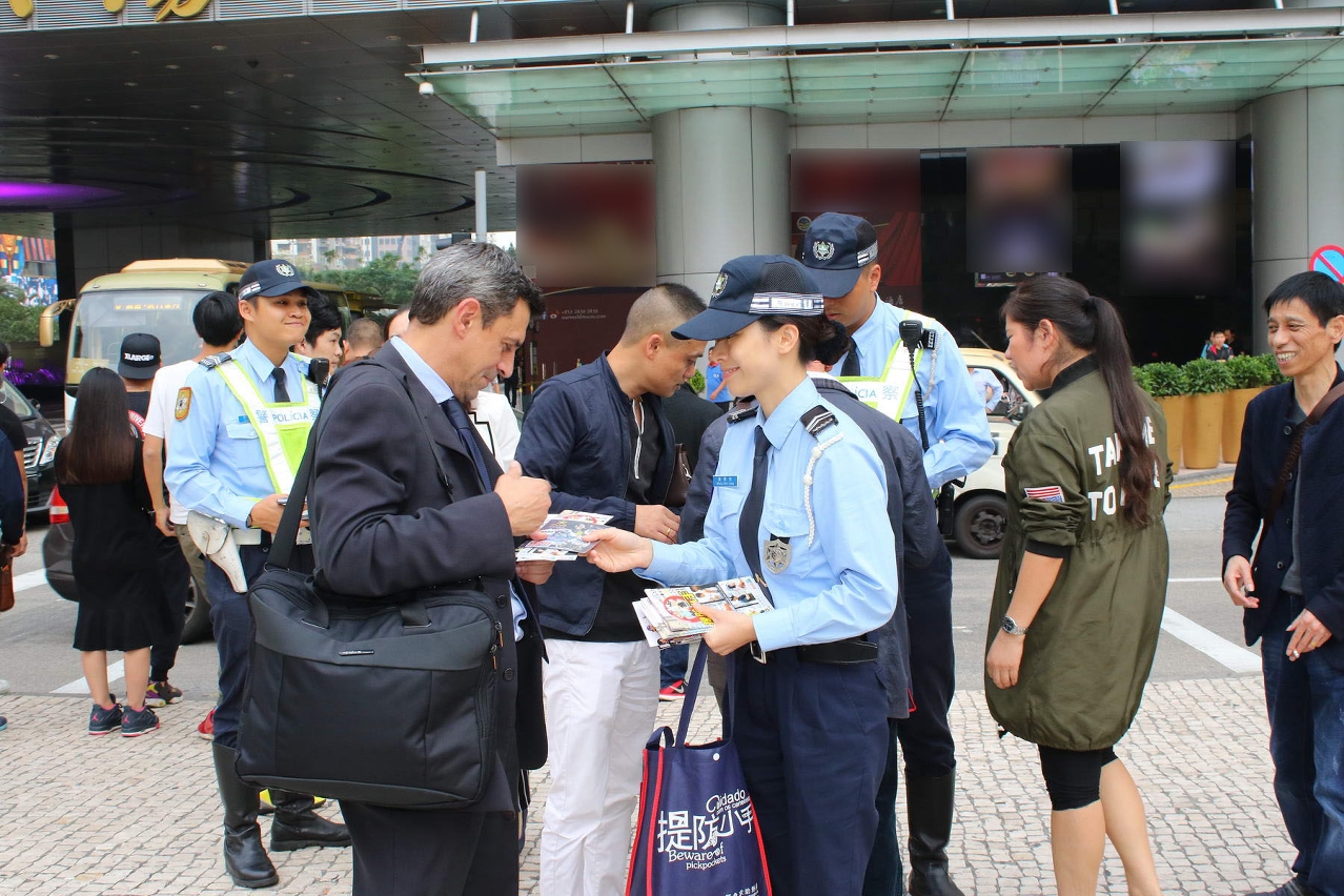 警員向市民講解防扒要點2