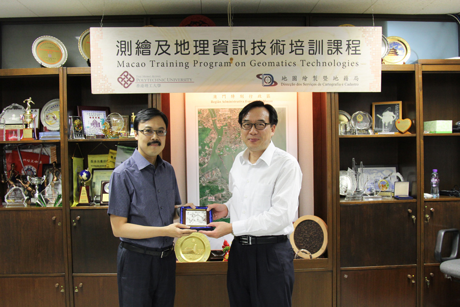 O chefe de departamento, Vicente Luís Gracias, ofereceu lembrança ao Professor Shi Wen Zhong, Director da “The Department of Land Surveying and Geo-Informatics of The Hong Kong Polytechnic University”.