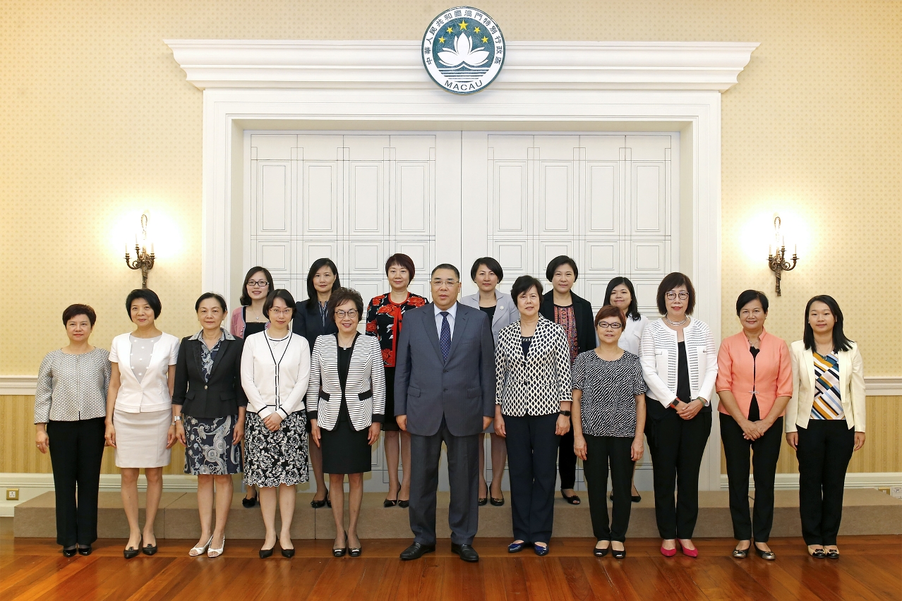 行政長官崔世安會見澳門婦女聯合總會一行及合影