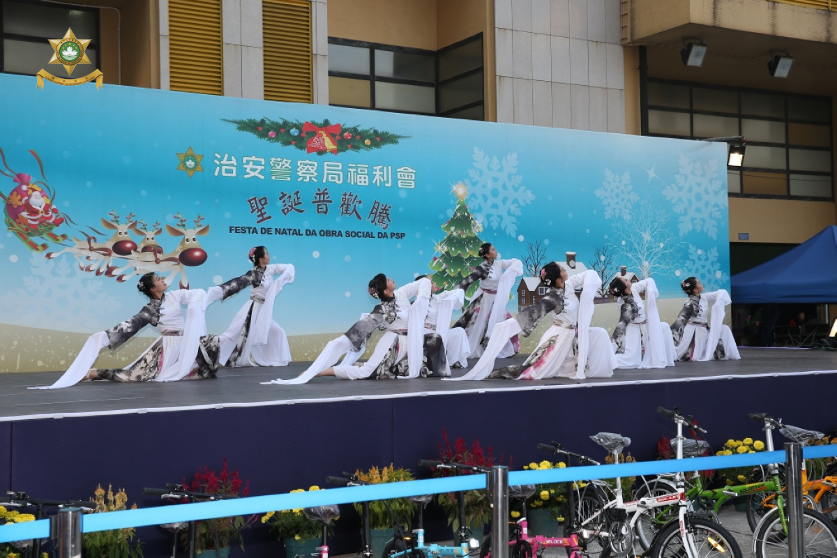 治安警察局舞蹈組落力表演 為聯歡會增添色彩