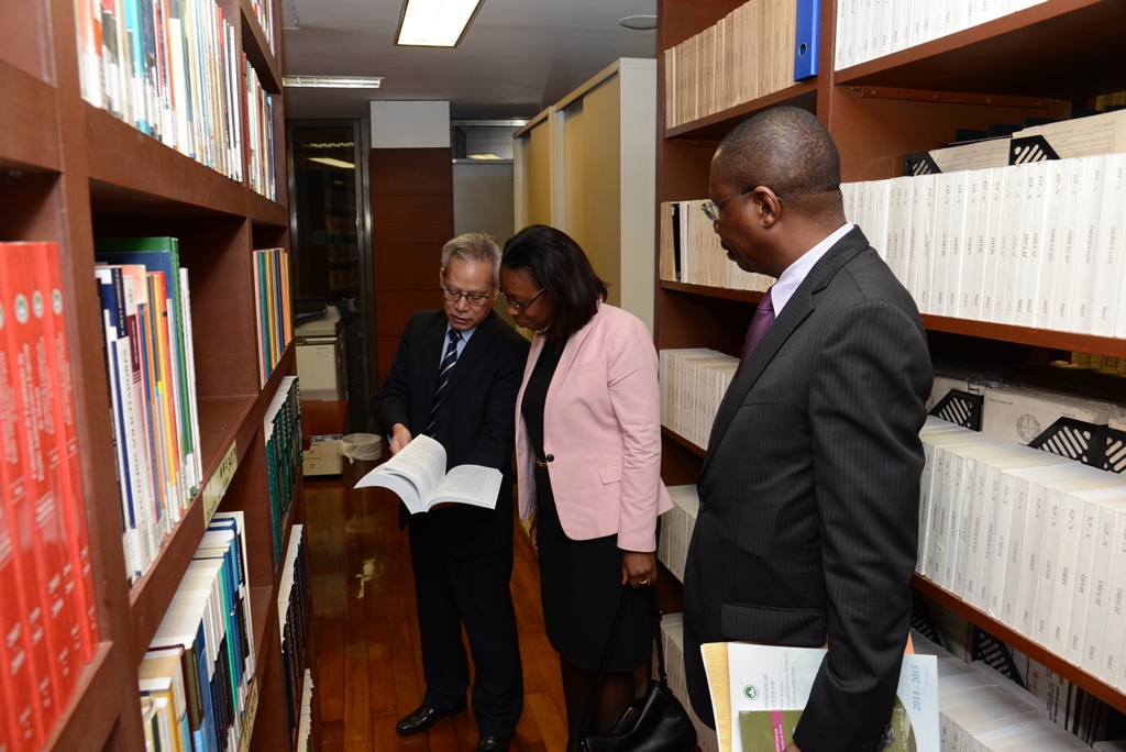 Em companhia do Dr. Sam Hou Fai, a Procuradora-Geral da República de Moçambique Dr.ª Beatriz Buchili visitou a biblioteca do tribunal