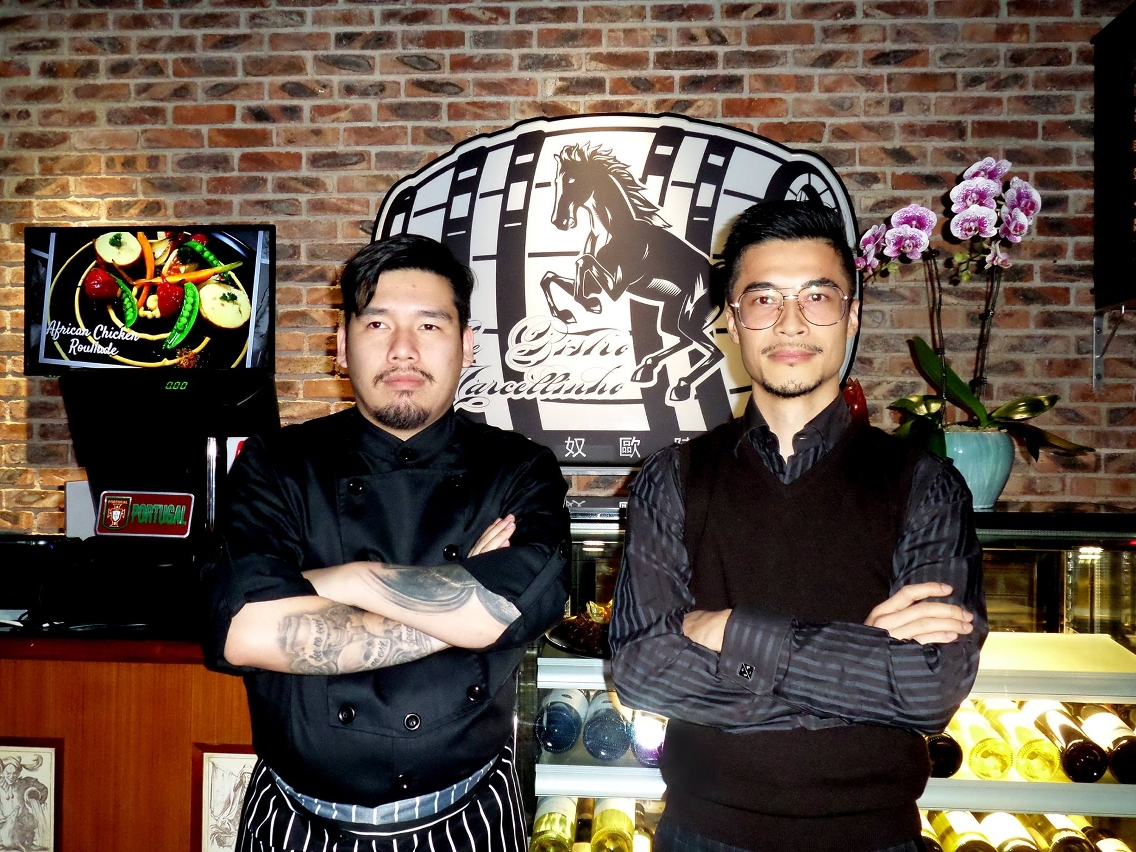 課程導師羅導謙博士(圖右)和餐廳店主Roberto Souza合照(左)。