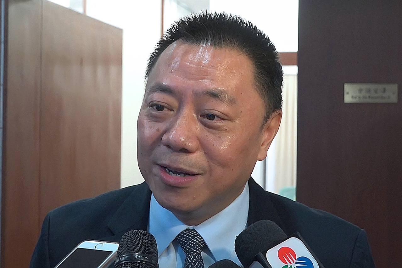 經濟財政司司長梁維特接受傳媒訪問