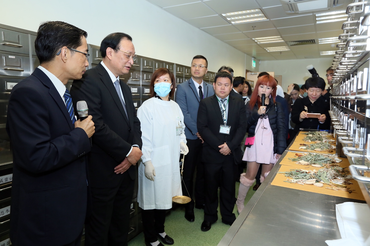 鄭成業為王國強介紹中藥配藥室的情況