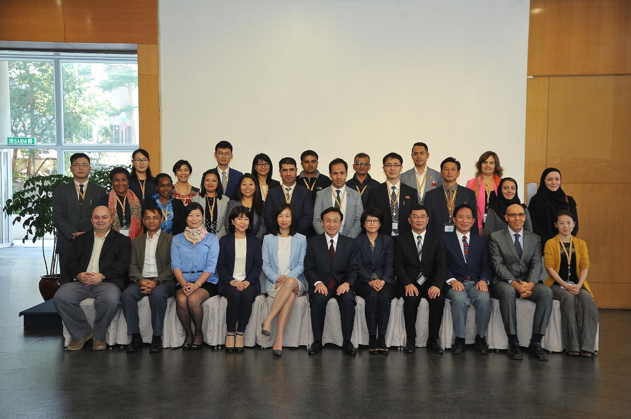 Secretary Tam Chon Weng had a group photo with IFT management and the foreign government representatives who are participating the professional training at IFT