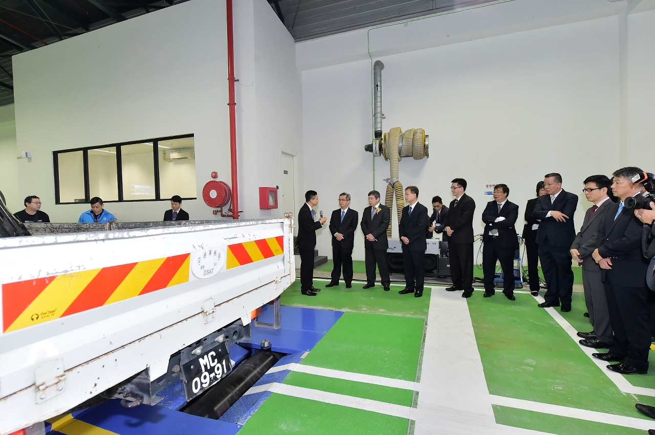 O Director, Lam Hin San, apresentou aos convidados o procedimento operacional  da linha de multitestes para automóveis pesados