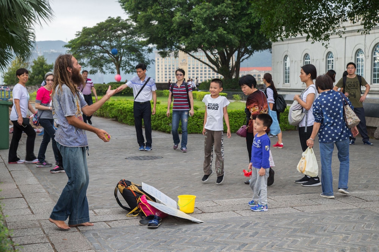 O “Programa Excursionando pelas Artes” atraiu numerosos “Buskers” a apresentarem actuações artísticas criativas nos três Pontos de Busking, na Anim’Arte Nam Van, nas Casas-Museu da Taipa e no Jardim da Fortaleza do Monte.