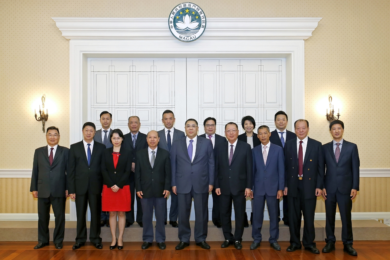 行政長官崔世安會見澳區省級政協委員聯誼會一行