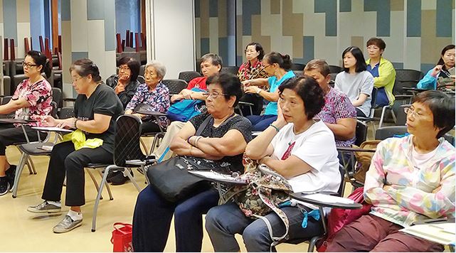 Conselho de Consumidores organiza palestra educativa sobre a defesa do consumidor para o Centro de Educação Permanente