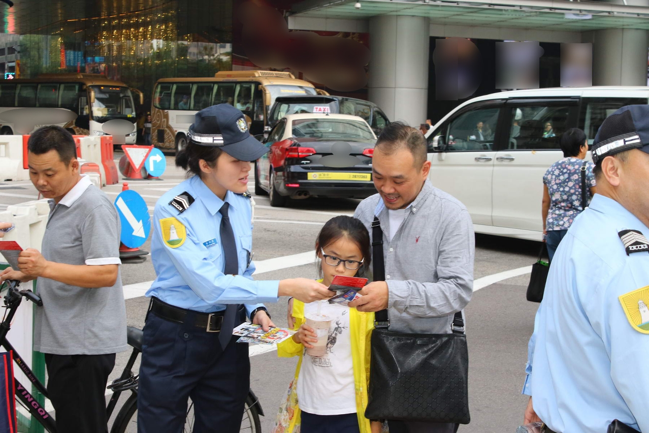 警員向市民旅客派發防罪宣傳單張