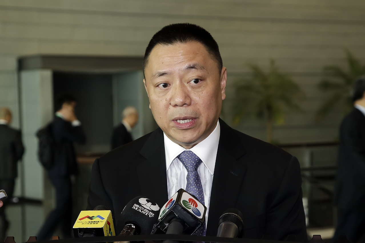 The Secretary for Economy and Finance, Mr Leong Vai Tac, speaks to reporters.