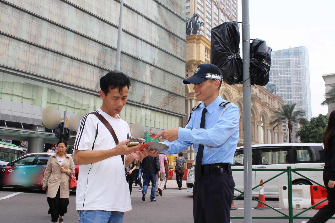 警員向市民講解防扒要點