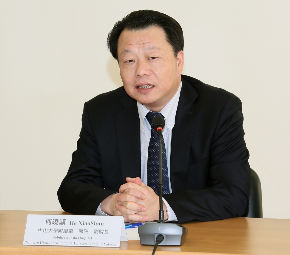 Vice-Director do Primeiro Hospital Afiliado da Universidade Sun Yat-Sen, Dr. He XiaoShun indicou que esta operação cirúrgica é uma simbólica para a história de desenvolvimento dos cuidados de saúde em Macau.