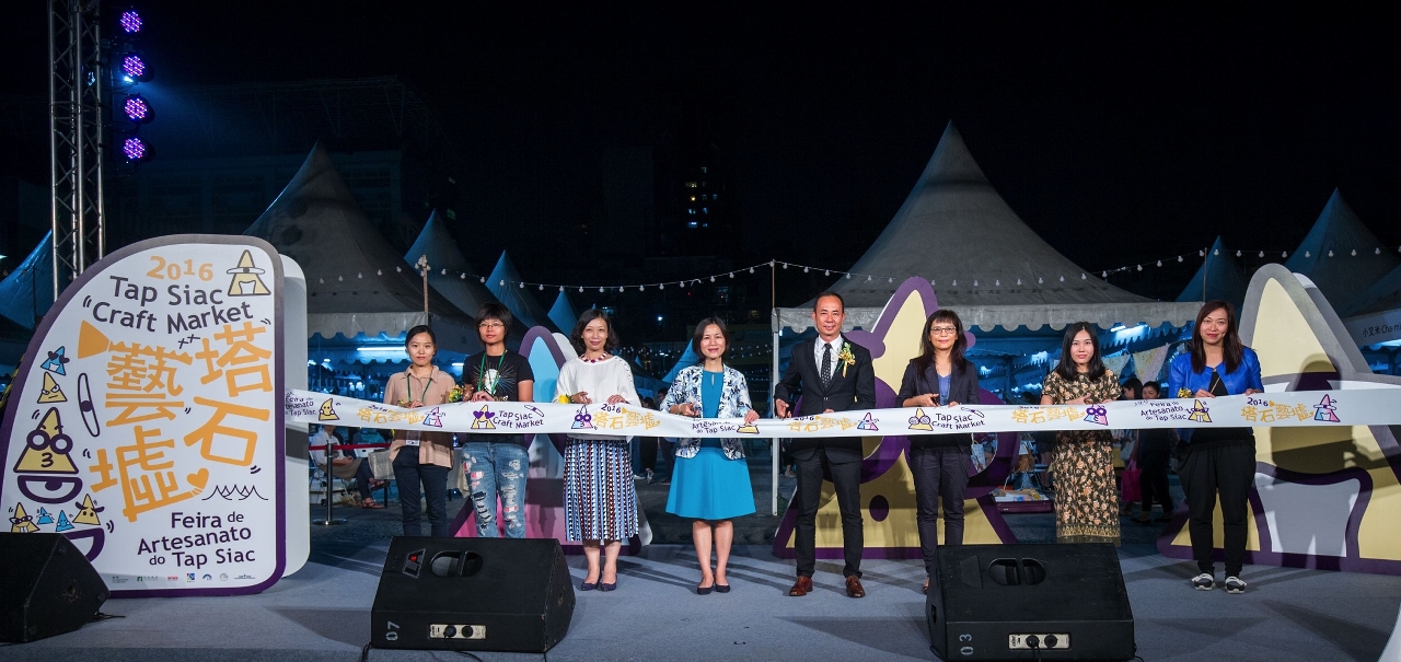 The Tap Siac Craft Market opens inviting the public to select cultural and creative products and enjoy creativity during the weekend.