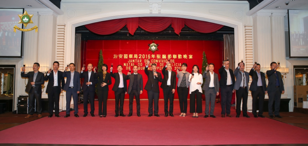 梁文昌局長及領導主管向同僚及家屬祝酒