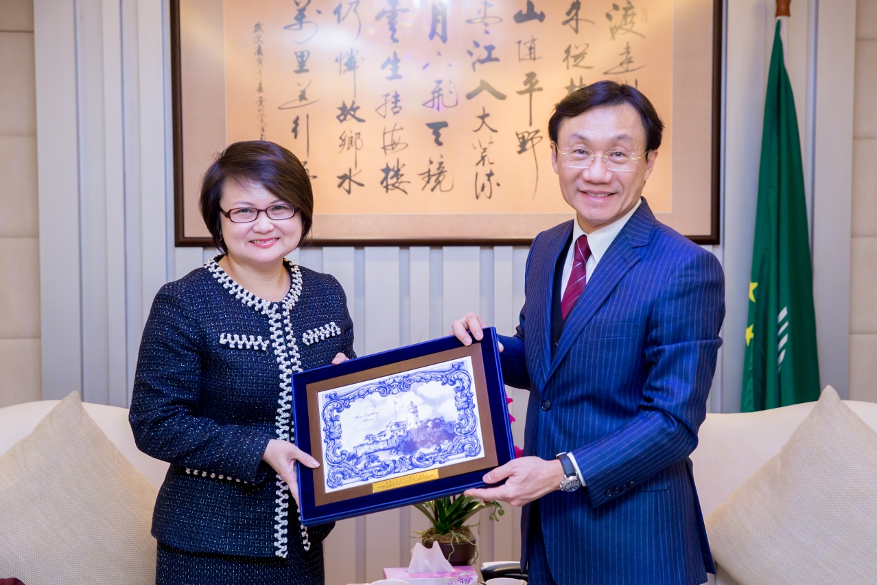 Encontro do Secretário para os Assuntos Sociais e Cultura com a nova Cônsul-geral da República de Singapura em Hong Kong e em Macau