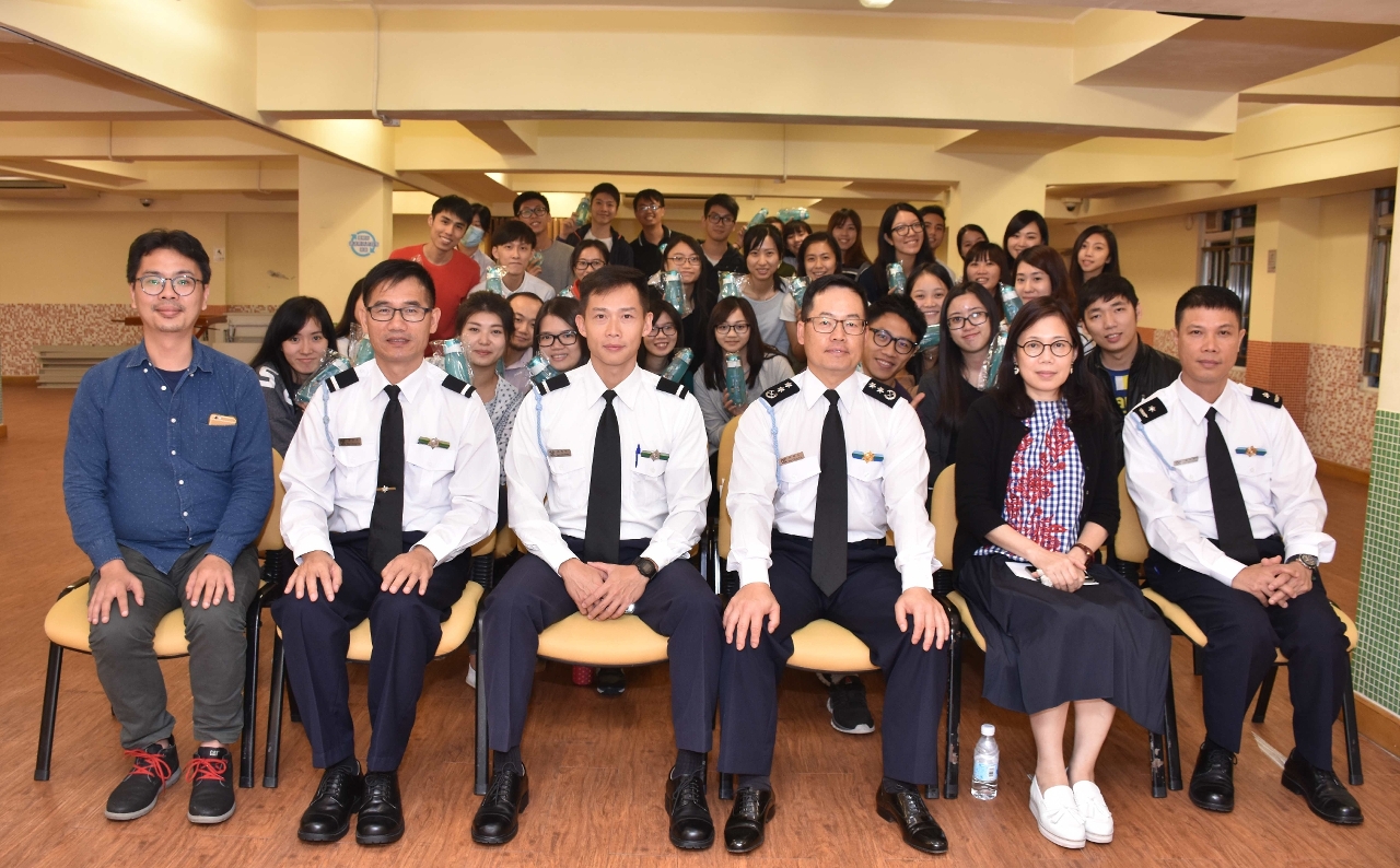 海關與經濟局及基督教青年會代表合照留念
