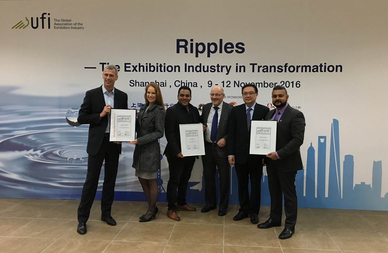 IPIM President Mr. Jackson Chang (second right), UFI Managing Director Mr. Kai Hattendorf (first left) and Professor Dr. Jörg Beier from Ravensburg University of Cooperative Education, in Germany (third right), respectively present certificates to students from the 2016 UFI Exhibition Management Degree (UFI-EMD) course