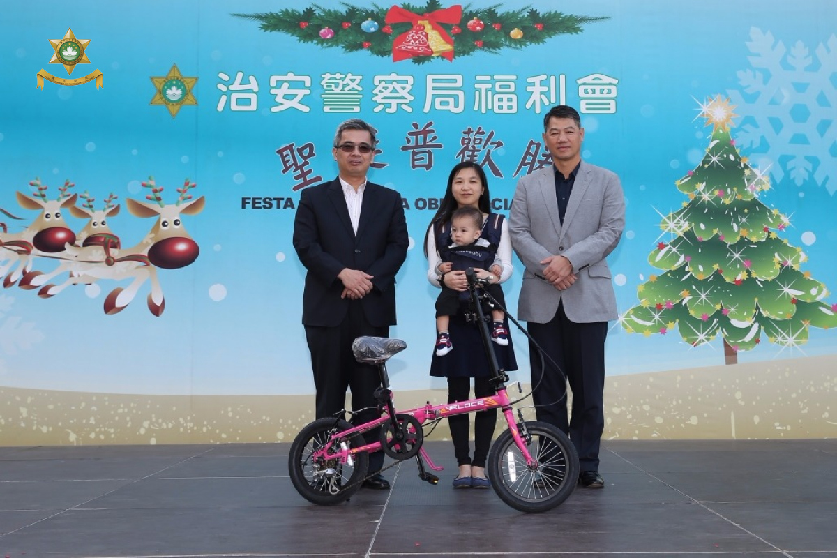 保安司黃少澤司長與治安警察局梁文昌局長向得獎者頒發禮品