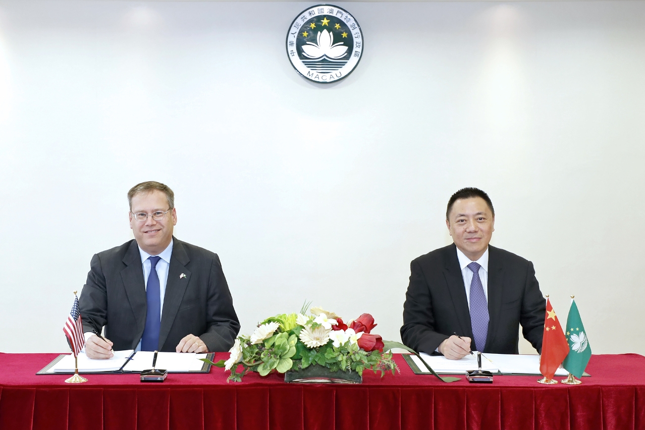 A Região Administrativa Especial de Macau (RAEM) e os Estados Unidos da América       (EUA) assinam acordo com vista a facilitar o cumprimento da FATCA pelas institutições financeiras a operarem na RAEM